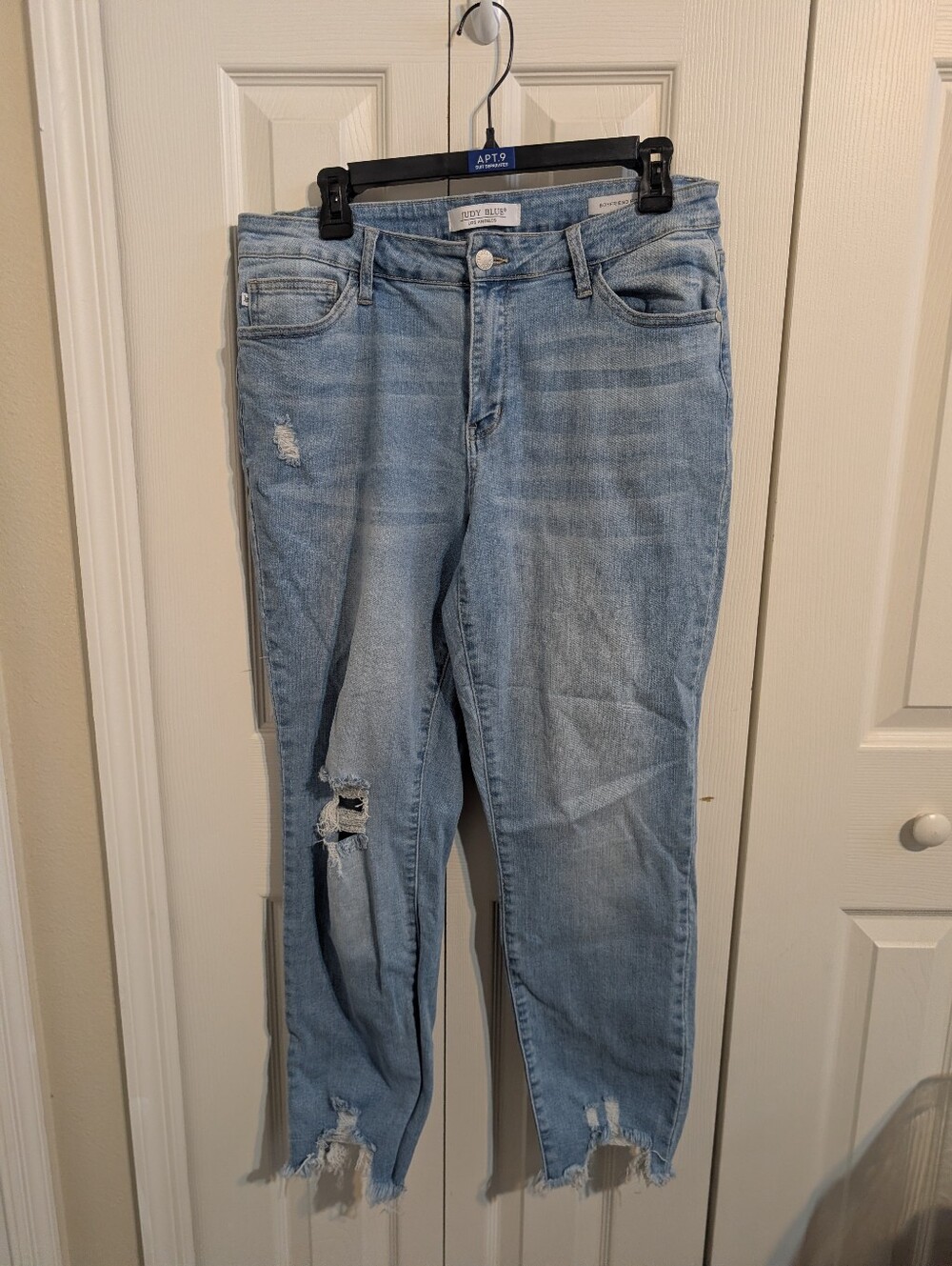 Judy Blue Boyfriend Fit Cropped Shark Bite Bottom